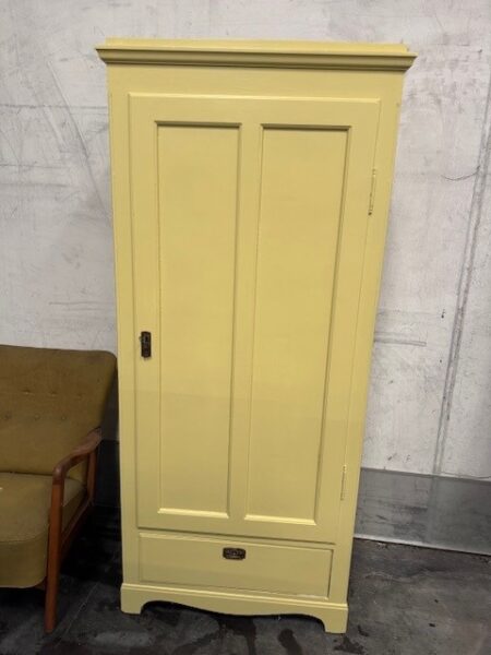 Karlekammerskab gult