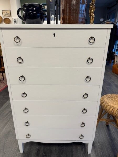 Kommode med syv skuffer