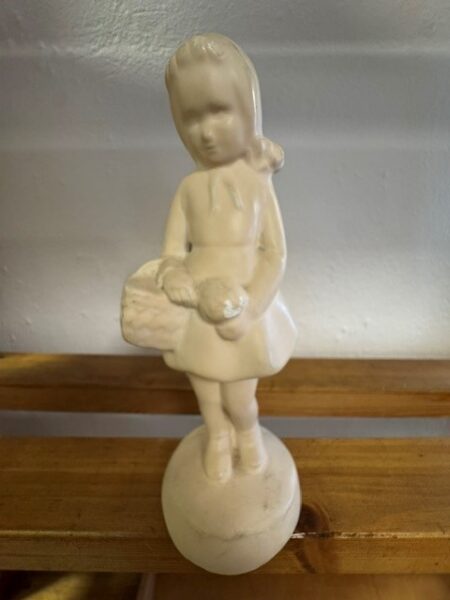 Skøn figur, pige med kurv