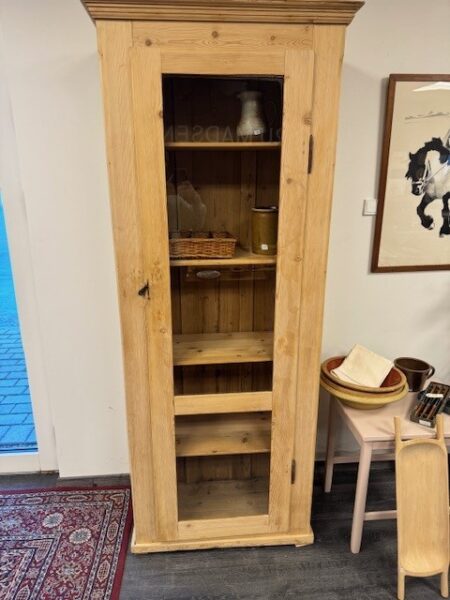 Gammelt karlekammerskab